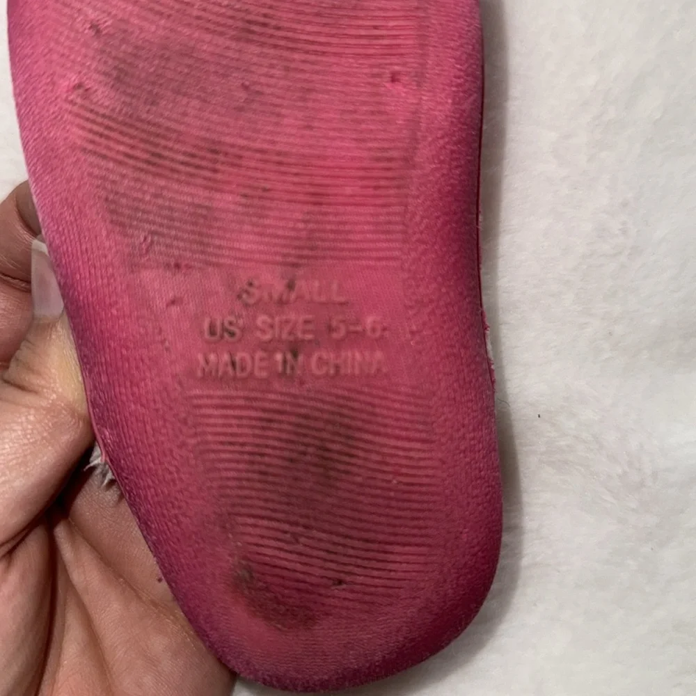 Small size 5/6 pink and white heart slippers - Picture 3 of 3